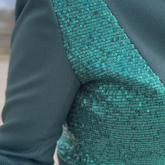 Video of a dog handler wearing a women´s dog show suit in stretchy fabric. Elegance by Canis Certo.
