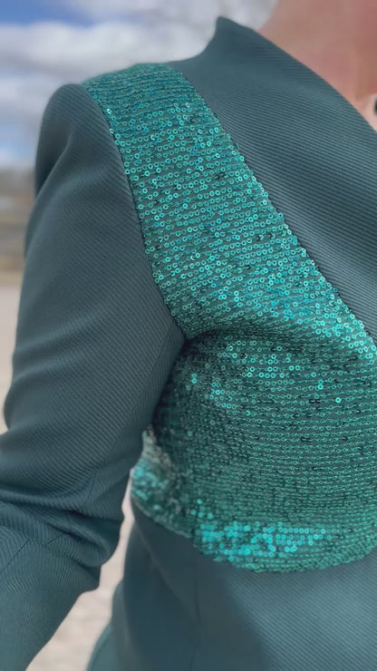 Video of a dog handler wearing a women´s dog show suit in stretchy fabric. Elegance by Canis Certo.