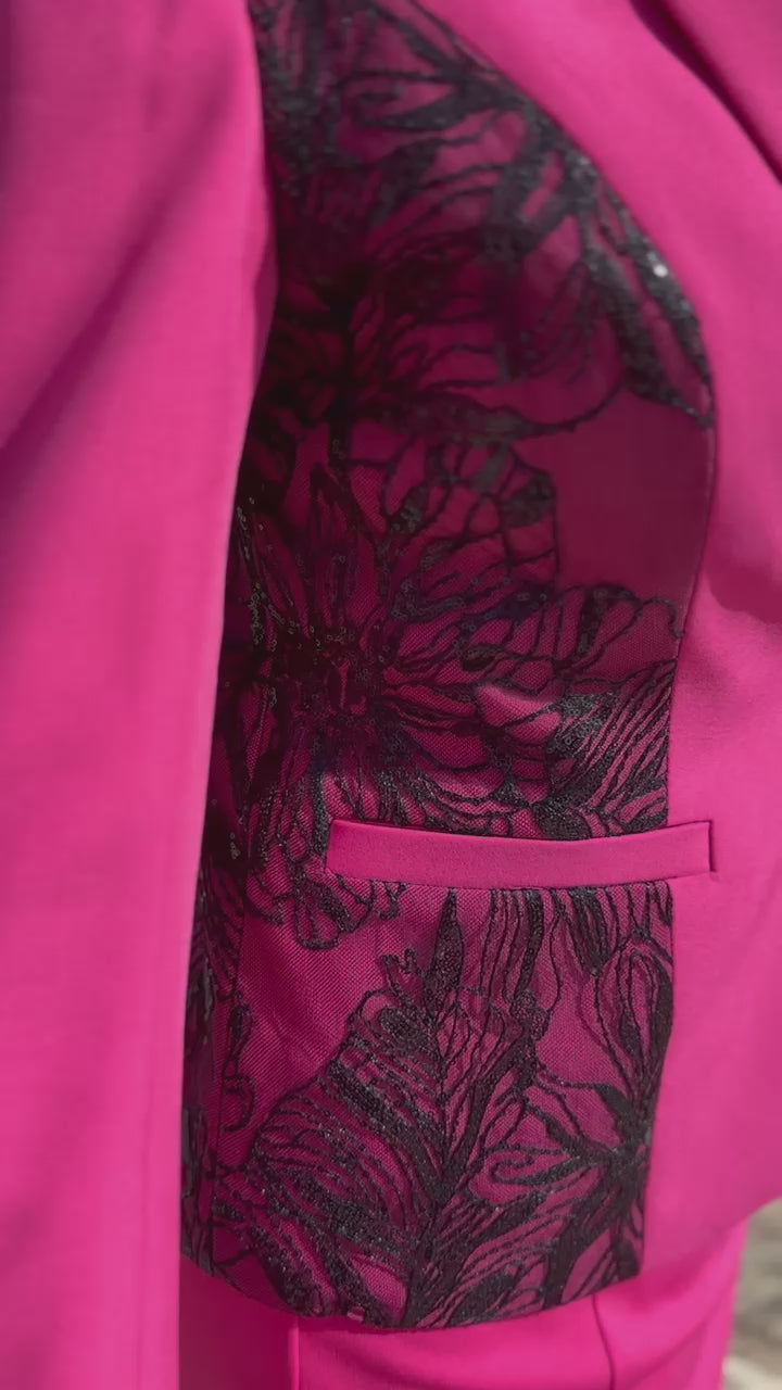 Video of a dog handler wearing a hot pink dog show suit for women. Onyx by Canis Certo.