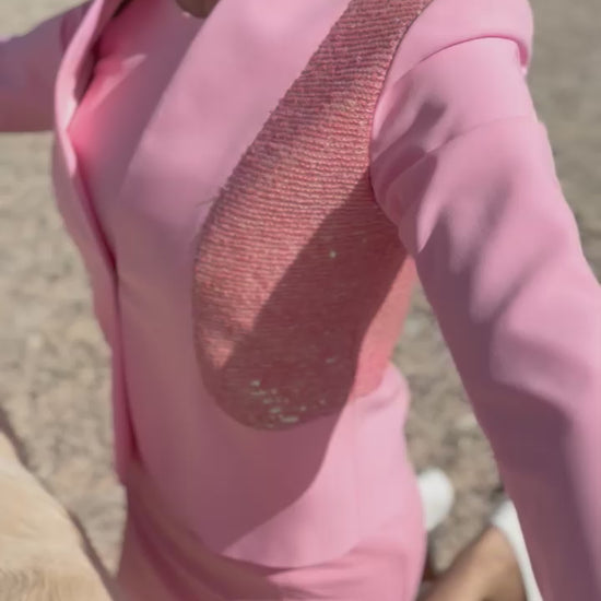 Video of a dog handler wearing a women´s dog show suit in stretchy fabric. Elegance by Canis Certo.
