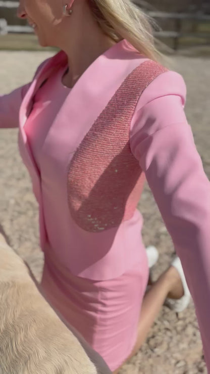 Video of a dog handler wearing a women´s dog show suit in stretchy fabric. Elegance by Canis Certo.