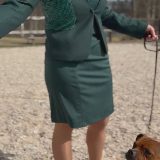 Video of a dog handler wearing a women´s dog show suit in stretchy fabric. Elegance by Canis Certo.