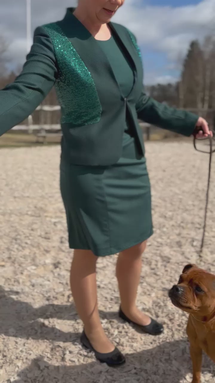 Video of a dog handler wearing a women´s dog show suit in stretchy fabric. Elegance by Canis Certo.