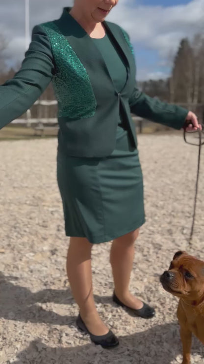 Video of a dog handler wearing a women´s dog show suit in stretchy fabric. Elegance by Canis Certo.